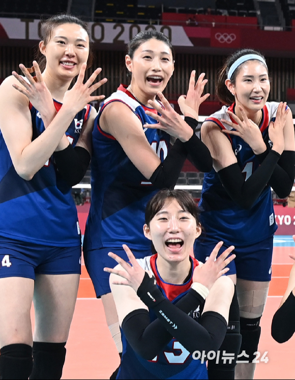 4일 오전 일본 도쿄 아리아케 아레나에서 2020 도쿄올림픽 여자 배구 8강 대한민국 대 터키의 경기가 펼쳐졌다. 3-2로 한국이 승리해 4강에 진출한 가운데 선수들이 기념사진을 촬영하고 있다.