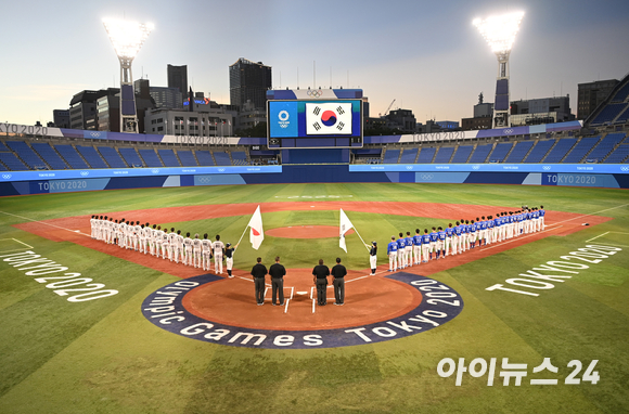 2020 도쿄올림픽 야구 준결승 대한민국 대 일본의 경기가 4일 일본 요코하마 스타디움에서 펼쳐졌다. 한국 야구대표팀이 경기 시작 전 국민의례를 하고 있다.