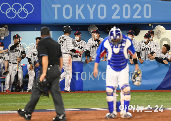 2020 도쿄올림픽 야구 준결승 대한민국 대 일본의 경기가 4일 일본 요코하마 스타디움에서 펼쳐졌다. 일본 무라카미가 3회말 1사 2,3루 사카모토의 1타점 희생 플라이 때 선취 득점을 올린 후 더그아웃에서 하이파이브를 하고 있다.