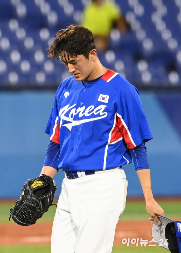 2020 도쿄올림픽 야구 준결승 대한민국 대 일본의 경기가 4일 일본 요코하마 스타디움에서 펼쳐졌다. 한국 선발 고영표가 3회말 수비를 1실점으로 막아낸 후 더그아웃으로 향하고 있다.