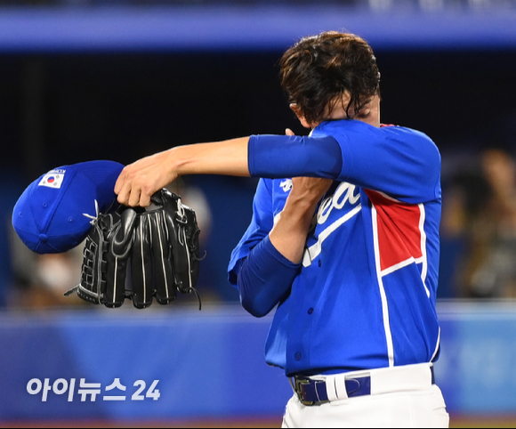 2020 도쿄올림픽 야구 준결승 대한민국 대 일본의 경기가 4일 일본 요코하마 스타디움에서 펼쳐졌다. 한국 선발 고영표가 3회말 수비를 1실점으로 막아낸 후 더그아웃으로 향하고 있다.