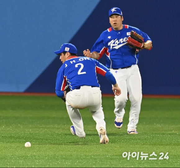 2020 도쿄올림픽 야구 준결승 대한민국 대 일본의 경기가 4일 일본 요코하마 스타디움에서 펼쳐졌다. 한국 오지환이 4회말 2사 일본 곤도의 플라이 타구를 놓치고 있다.