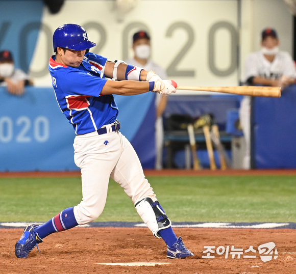2020 도쿄올림픽 야구 준결승 대한민국 대 일본의 경기가 4일 일본 요코하마 스타디움에서 펼쳐졌다. 한국 허경민이 5회초 2사 안타를 치고 있다.