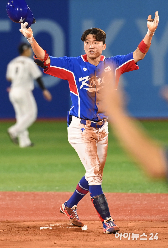 2020 도쿄올림픽 야구 준결승 대한민국 대 일본의 경기가 4일 일본 요코하마 스타디움에서 펼쳐졌다. 한국 박해민이 6회초 무사 안타를 치고 2루까지 쇄도한 후 타임을 요청하고 있다.