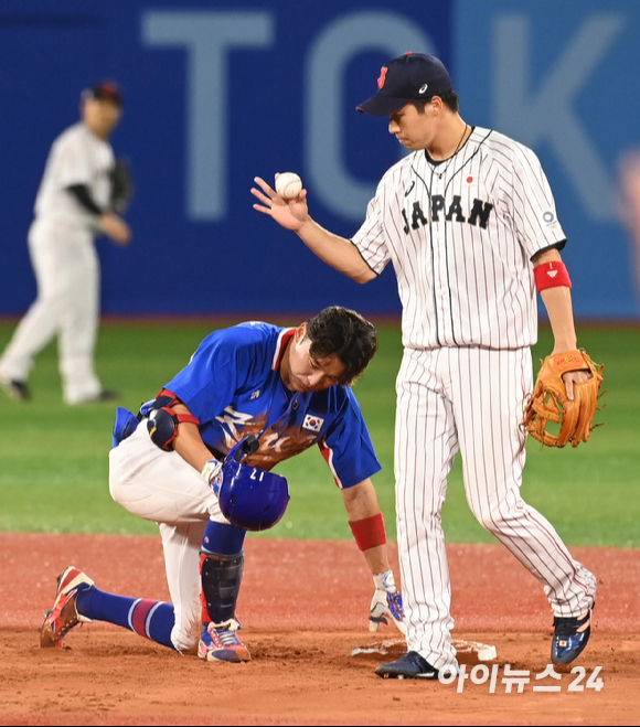 2020 도쿄올림픽 야구 준결승 대한민국 대 일본의 경기가 4일 일본 요코하마 스타디움에서 펼쳐졌다. 한국 박해민이 6회초 무사 안타를 치고 2루까지 쇄도한 후 타임을 요청하고 있다.