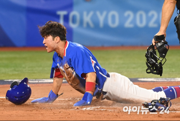 2020 도쿄올림픽 야구 준결승 대한민국 대 일본의 경기가 4일 일본 요코하마 스타디움에서 펼쳐졌다. 한국 박해민이 6회초 무사 2루 강백호의 1타점 적시타 때 홈을 쇄도해 득점을 올리고 있다.