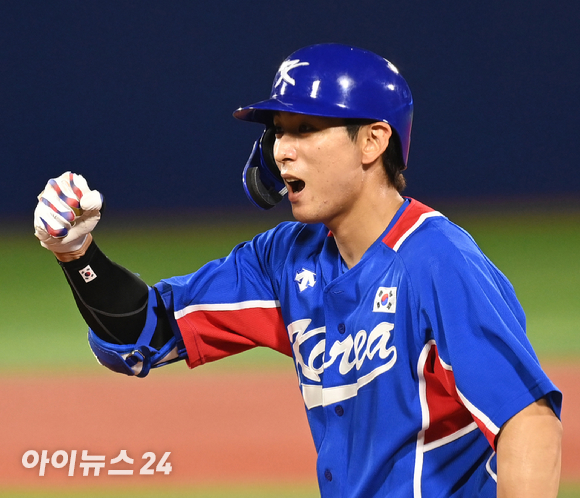 2020 도쿄올림픽 야구 준결승 대한민국 대 일본의 경기가 4일 일본 요코하마 스타디움에서 펼쳐졌다. 한국 이정후가 6회초 무사 1루 안타를 날린 후 세리머니를 하고 있다.