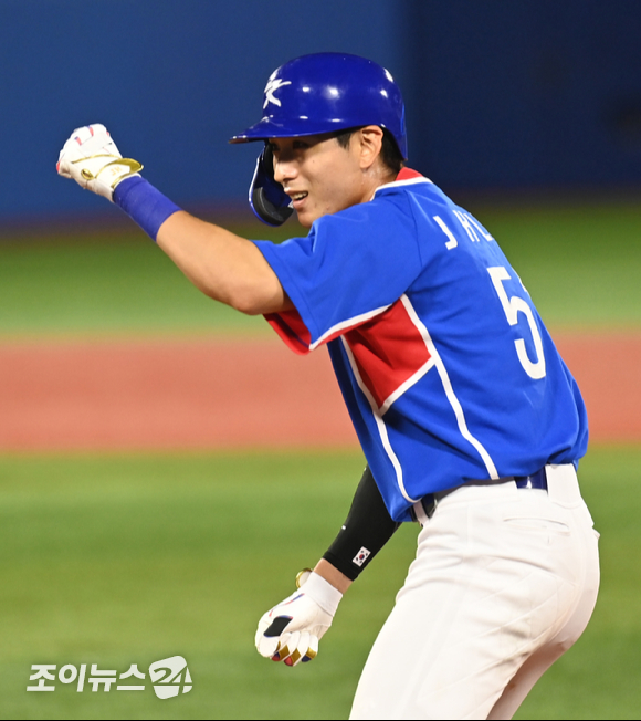 2020 도쿄올림픽 야구 준결승 대한민국 대 일본의 경기가 4일 일본 요코하마 스타디움에서 펼쳐졌다. 한국 이정후가 6회초 무사 1루 안타를 날린 후 세리머니를 하고 있다.