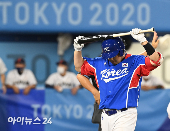 2020 도쿄올림픽 야구 준결승 대한민국 대 일본의 경기가 4일 일본 요코하마 스타디움에서 펼쳐졌다. 한국 양의지가 6회초 무사 1,3루 헛스윙 삼진을 당한 후 아쉬워하고 있다.