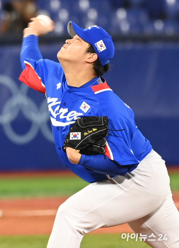 2020 도쿄올림픽 야구 준결승 대한민국 대 일본의 경기가 4일 일본 요코하마 스타디움에서 펼쳐졌다. 한국 조상우가 구원 등판해 역투하고 있다.