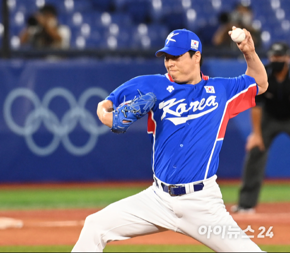 2020 도쿄올림픽 야구 준결승 대한민국 대 일본의 경기가 4일 일본 요코하마 스타디움에서 펼쳐졌다. 한국 차우찬이 구원 등판해 역투하고 있다.