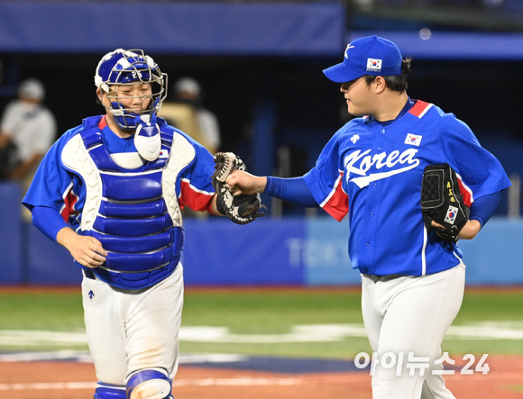 2020 도쿄올림픽 야구 준결승 대한민국 대 일본의 경기가 4일 일본 요코하마 스타디움에서 펼쳐졌다. 한국 양의지와 조상우가 6회말 위기를 무실점으로 넘긴 후 하이파이브를 하고 있다.