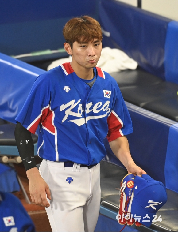 2020 도쿄올림픽 야구 준결승 대한민국 대 일본의 경기가 4일 일본 요코하마 스타디움에서 펼쳐졌다. 한국 이정후가 2-5로 패배한 후 아쉬워하고 있다.