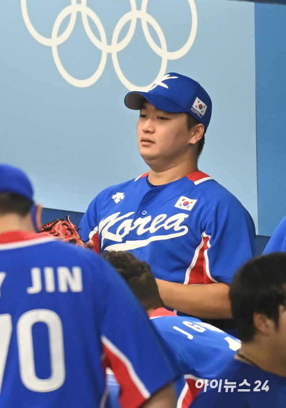 2020 도쿄올림픽 야구 준결승 대한민국 대 일본의 경기가 4일 일본 요코하마 스타디움에서 펼쳐졌다. 한국 고우석이 2-5로 패배한 후 아쉬워하고 있다.