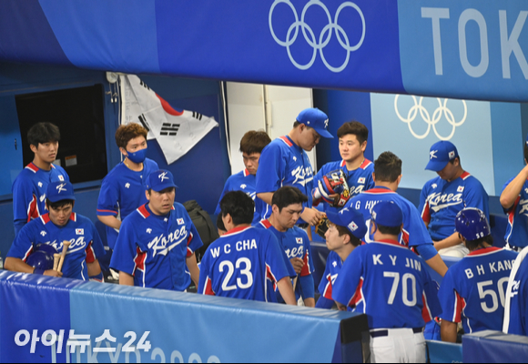 2020 도쿄올림픽 야구 준결승 대한민국 대 일본의 경기가 4일 일본 요코하마 스타디움에서 펼쳐졌다. 한국 야구대표팀이 2-5로 패배한 후 아쉬워하고 있다. [사진=정소희 기자]