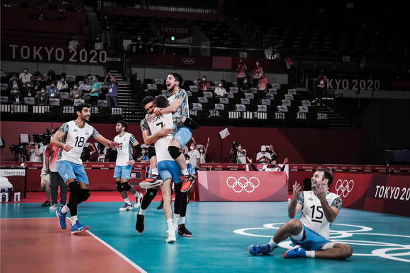 아르헨티나 남자배구대표팀 선수들이 지난 3일 열린 도쿄올림픽 남자배구 8강 이탈리아와 맞대결에서 풀세트 접전 끝에 3-2로 이겨 4강행을 확정한 뒤 기뻐하고 있다. [사진=국제배구연맹(FIVB)]