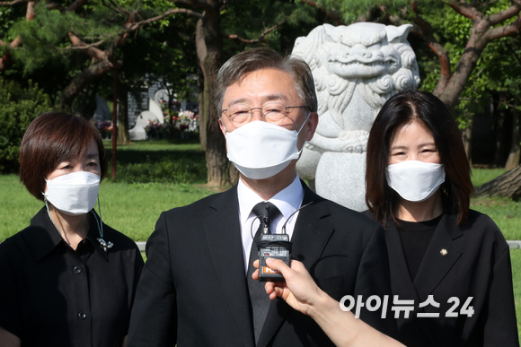 국민의힘 대선 예비후보로 첫 공식일정을 시작한 최재형 전 감사원장이 5일 오전 서울 동작구 국립서울현충원 무명용사의 묘역에 참배를 마친 뒤 취재진의 질문에 답하고 있다.(국회사진취재단) [사진=김성진 기자]