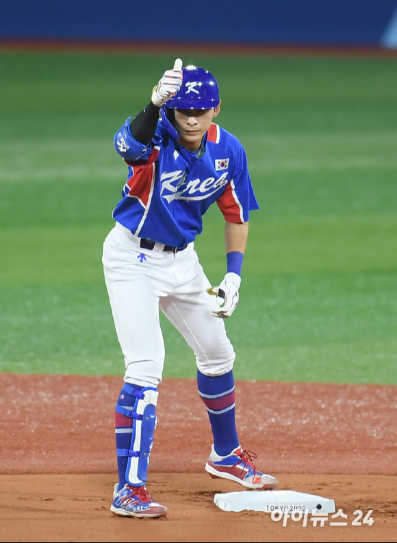 2020 도쿄올림픽 야구 패자준결승 대한민국 대 미국의 경기가 5일 일본 요코하마 스타디움에서 펼쳐졌다. 한국 이정후가 1회초 2사 2루타를 친 후 세리머니를 하고 있다.