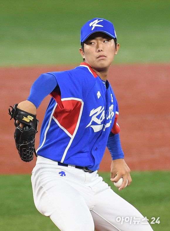 2020 도쿄올림픽 야구 패자준결승 대한민국 대 미국의 경기가 5일 일본 요코하마 스타디움에서 펼쳐졌다. 한국 선발 이의리가 역투하고 있다.