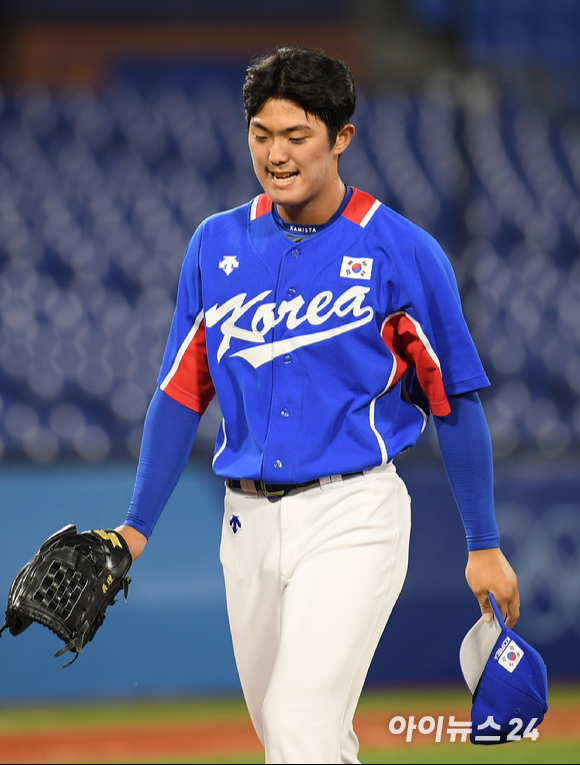 2020 도쿄올림픽 야구 패자준결승 대한민국 대 미국의 경기가 5일 일본 요코하마 스타디움에서 펼쳐졌다. 한국 선발 이의리가 1회말 위기를 넘긴 후 더그아웃으로 향하고 있다.