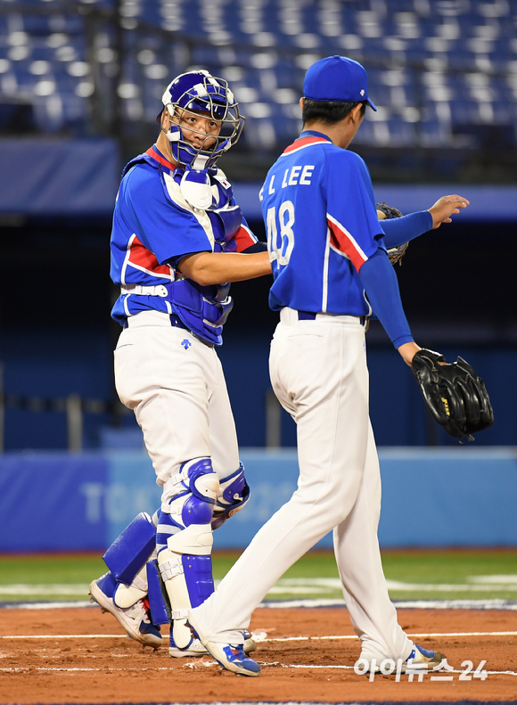2020 도쿄올림픽 야구 패자준결승 대한민국 대 미국의 경기가 5일 일본 요코하마 스타디움에서 펼쳐졌다. 한국 강민호가 1회말 위기 상황에서 이의리와 대화를 하고 있다.