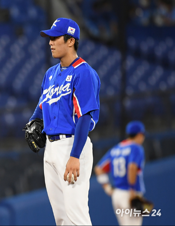 2020 도쿄올림픽 야구 패자준결승 대한민국 대 미국의 경기가 5일 일본 요코하마 스타디움에서 펼쳐졌다. 한국 선발 이의리가 4회말 2사 미국 제이미 웨스트브룩에게 솔로홈런을 허용한 후 아쉬워하고 있다.