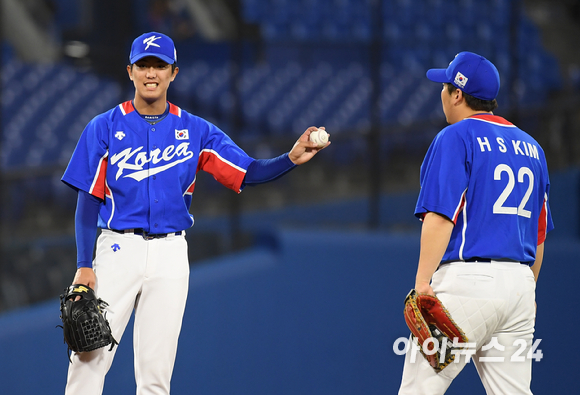 2020 도쿄올림픽 야구 패자준결승 대한민국 대 미국의 경기가 5일 일본 요코하마 스타디움에서 펼쳐졌다. 한국 선발 이의리가 4회말 2사 미국 제이미 웨스트브룩에게 솔로홈런을 허용한 후 김현수와 대화를 하고 있다.