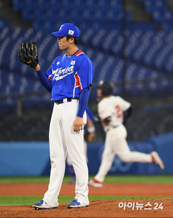 2020 도쿄올림픽 야구 패자준결승 대한민국 대 미국의 경기가 5일 일본 요코하마 스타디움에서 펼쳐졌다. 한국 선발 이의리가 4회말 2사 미국 제이미 웨스트브룩에게 솔로홈런을 허용한 후 김현수와 대화를 하고 있다.