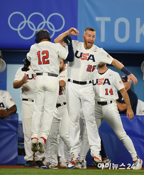 2020 도쿄올림픽 야구 패자준결승 대한민국 대 미국의 경기가 5일 일본 요코하마 스타디움에서 펼쳐졌다. 미국 제이미 웨스트브룩이 4회말 2사 솔로홈런을 날린 후 기뻐하고 있다.