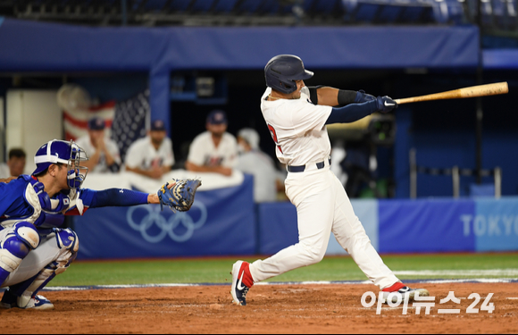 2020 도쿄올림픽 야구 패자준결승 대한민국 대 미국의 경기가 5일 일본 요코하마 스타디움에서 펼쳐졌다. 미국 제이미 웨스트브룩이 4회말 2사 솔로홈런을 날리고 있다.
