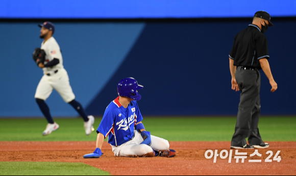 2020 도쿄올림픽 야구 패자준결승 대한민국 대 미국의 경기가 5일 일본 요코하마 스타디움에서 펼쳐졌다. 한국 박해민이 5회초 1사 1,2루 강백호의 병살타로 아웃되자 아쉬워하고 있다.