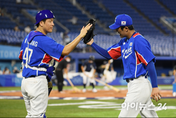 2020 도쿄올림픽 야구 패자준결승 대한민국 대 미국의 경기가 5일 일본 요코하마 스타디움에서 펼쳐졌다. 한국 선발 이의리가 5회말 2사 1,2루 위기를 넘긴 후 강민호와 하이파이브를 하고 있다.
