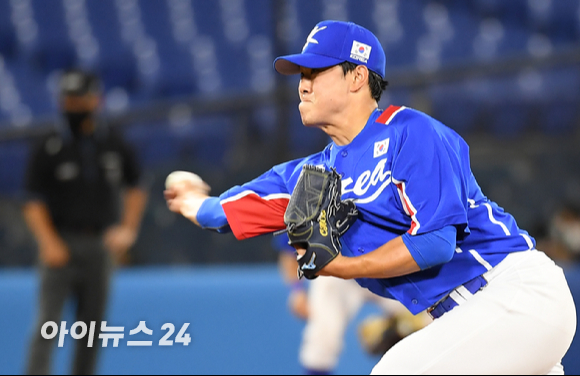 2020 도쿄올림픽 야구 패자준결승 대한민국 대 미국의 경기가 5일 일본 요코하마 스타디움에서 펼쳐졌다. 한국 최원준이 6회말 마운드에 올라 투구하고 있다.