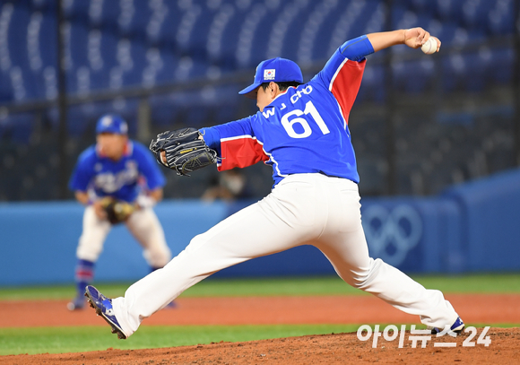 2020 도쿄올림픽 야구 패자준결승 대한민국 대 미국의 경기가 5일 일본 요코하마 스타디움에서 펼쳐졌다. 한국 최원준이 6회말 마운드에 올라 투구하고 있다.
