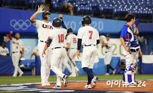 2020 도쿄올림픽 야구 패자준결승 대한민국 대 미국의 경기가 5일 일본 요코하마 스타디움에서 펼쳐졌다. 미국 야구대표팀이 6회말 5실점 빅이닝을 달성한 후 기뻐하고 있다.