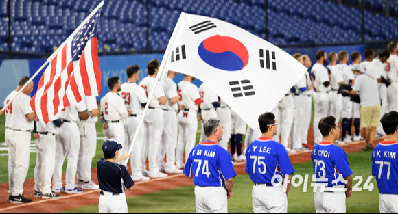 2020 도쿄올림픽 야구 패자준결승 대한민국 대 미국의 경기가 5일 일본 요코하마 스타디움에서 펼쳐졌다. 한국 야구대표팀이 경기 시작 전 국민의례를 하고 있다.