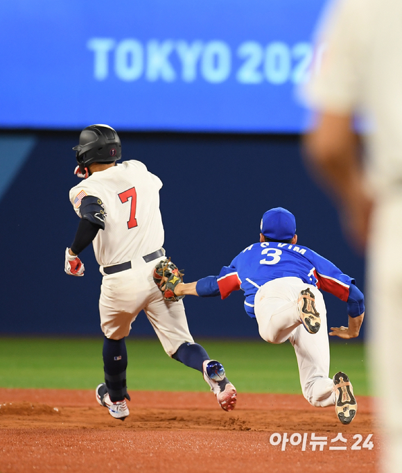 2020 도쿄올림픽 야구 패자준결승 대한민국 대 미국의 경기가 5일 일본 요코하마 스타디움에서 펼쳐졌다. 한국 김혜성이 2회말 2사 2루 미국 잭 로페즈가 1타점 적시타를 친 후 오버런을 하자 태그 아웃시키고 있다.