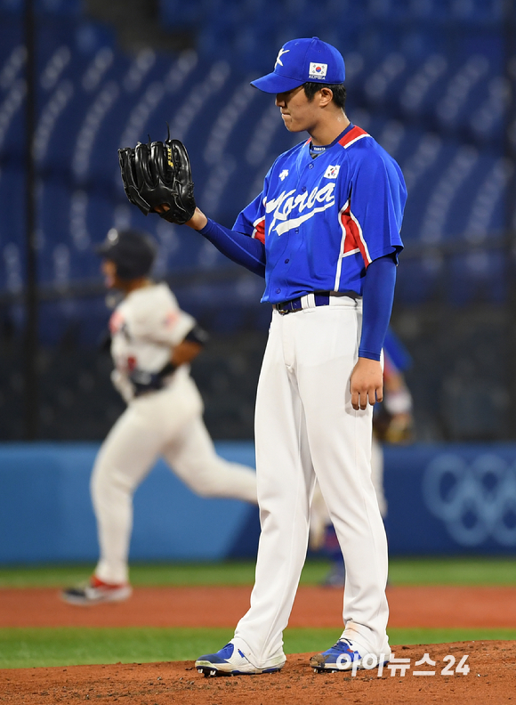 2020 도쿄올림픽 야구 패자준결승 대한민국 대 미국의 경기가 5일 일본 요코하마 스타디움에서 펼쳐졌다. 한국 선발 이의리가 4회말 2사 미국 제이미 웨스트브룩에게 솔로홈런을 허용한 후 아쉬워하고 있다.