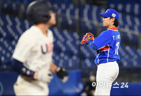 2020 도쿄올림픽 야구 패자준결승 대한민국 대 미국의 경기가 5일 일본 요코하마 스타디움에서 펼쳐졌다. 한국 원태인이 6회말 1사 1,2루 상황에서 볼넷을 허용하고 있다.