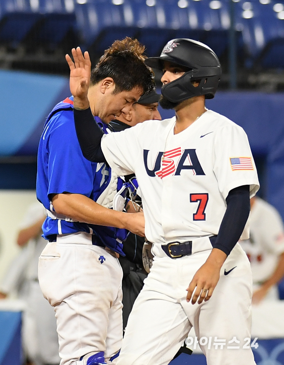 2020 도쿄올림픽 야구 패자준결승 대한민국 대 미국의 경기가 5일 일본 요코하마 스타디움에서 펼쳐졌다. 한국 강민호가 6회말 5실점 빅이닝을 허용한 후 아쉬워하고 있다.