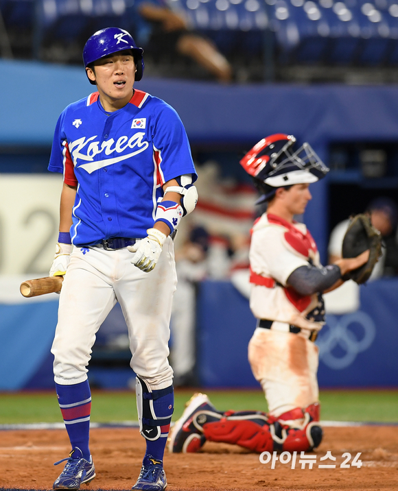 2020 도쿄올림픽 야구 패자준결승 대한민국 대 미국의 경기가 5일 일본 요코하마 스타디움에서 펼쳐졌다. 한국 허경민이 7회초 무사 2루 헛스윙 삼진을 당한 후 아쉬워하고 있다.
