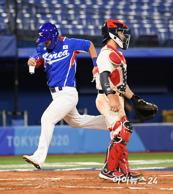 2020 도쿄올림픽 야구 패자준결승 대한민국 대 미국의 경기가 5일 일본 요코하마 스타디움에서 펼쳐졌다. 한국 박건우가 7회말 무사 1루 오지환의 1타점 2루타 때 득점을 올리고 있다.