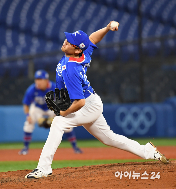 2020 도쿄올림픽 야구 패자준결승 대한민국 대 미국의 경기가 5일 일본 요코하마 스타디움에서 펼쳐졌다. 한국 박세웅이 7회말 마운드에 올라 투구하고 있다.