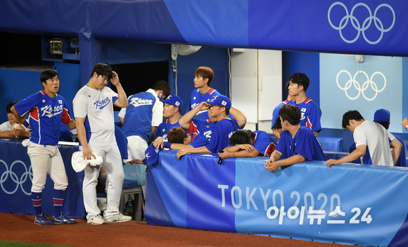 2020 도쿄올림픽 야구 패자준결승 대한민국 대 미국의 경기가 5일 일본 요코하마 스타디움에서 펼쳐졌다. 한국 야구대표팀이 2-7로 패배한 후 아쉬워하고 있다.