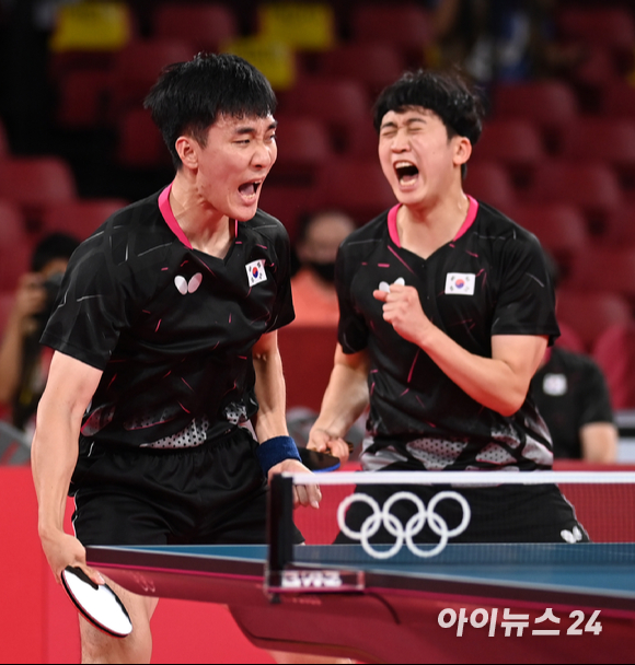 2020 도쿄올림픽 탁구 남자 단체전 한국과 일본의 동메달 결정전이 6일 오전 일본 도쿄체육관에서 열렸다. 한국 이상수과 정영식이 복식경기에 임하고 있다.