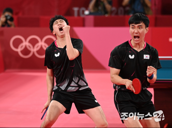 2020 도쿄올림픽 탁구 남자 단체전 한국과 일본의 동메달 결정전이 6일 오전 일본 도쿄체육관에서 열렸다. 한국 이상수과 정영식이 복식경기에 임하고 있다.
