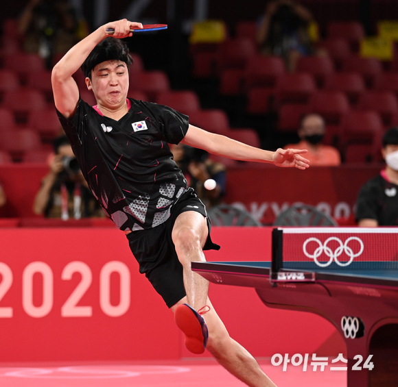 2020 도쿄올림픽 탁구 남자 단체전 한국과 일본의 동메달 결정전이 6일 오전 일본 도쿄체육관에서 열렸다. 한국 정영식이 복식경기에 임하고 있다.