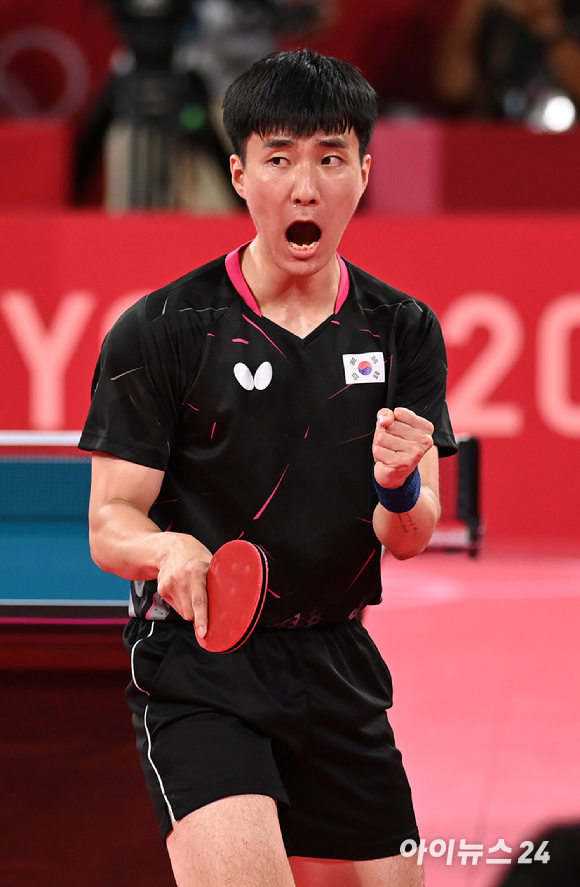 2020 도쿄올림픽 탁구 남자 단체전 한국과 일본의 동메달 결정전이 6일 오전 일본 도쿄체육관에서 열렸다. 한국 이상수가 복식경기에 임하고 있다.