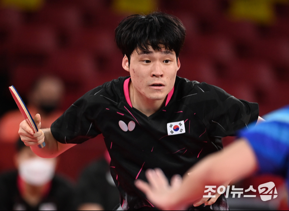 2020 도쿄올림픽 탁구 남자 단체전 한국과 일본의 동메달 결정전이 6일 오전 일본 도쿄체육관에서 열렸다. 한국 장우진이 단식 경기에 임하고 있다.