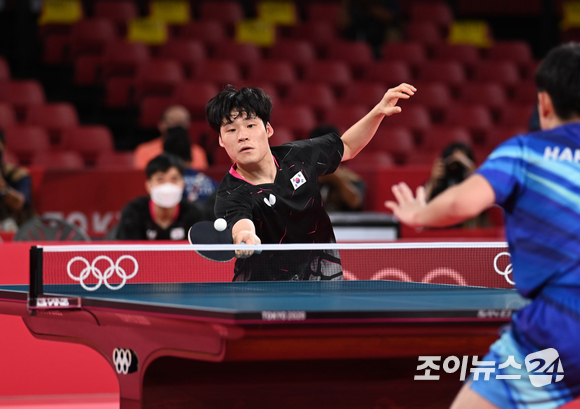 2020 도쿄올림픽 탁구 남자 단체전 한국과 일본의 동메달 결정전이 6일 오전 일본 도쿄체육관에서 열렸다. 한국 장우진이 단식 경기에 임하고 있다.